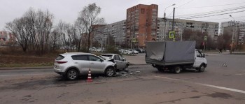 Водитель "Лады" пострадал в тройном ДТП на перекрестке в Калуге