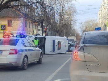 На перекрёстке улиц Плеханова и Суворова перевернулась скорая