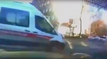 В соцсети появилось видео момента ДТП со скорой в Калуге