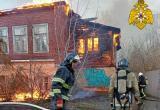 24 пожарных тушили расселенный дом в центре Калуги
