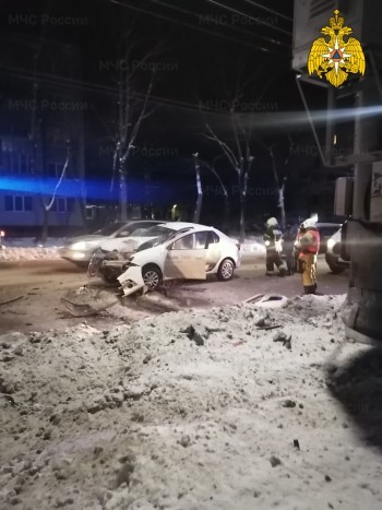 Таксист влетел в столб на Московской в Калуге