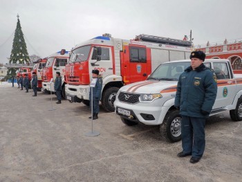 Владислав Шапша передал спасателям 10 новых машин