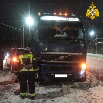 В Калуге разбились грузовик и "Нива Шевроле"