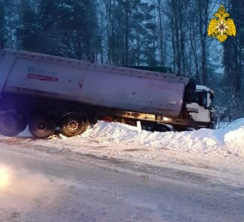 Три грузовых машины слетели с трассы под Калугой