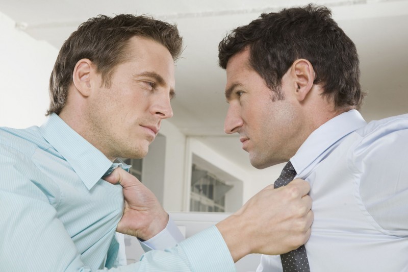 двое мужчин спорят друг с другом