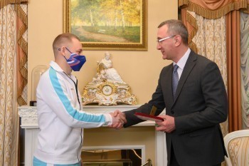 Владислав Шапша вручил награды горнолыжнику Александру Андриенко