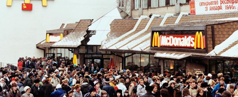 Фото из интернета, lifeinmsk.ru, открытие первого ресторана в Москве в 1990 году.