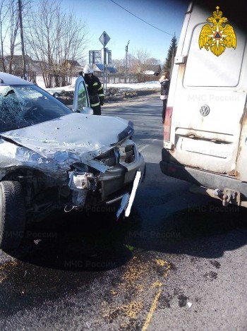 Водитель "Ларгуса" пострадал в ДТП с микроавтобусом