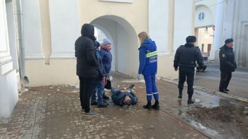 В центре Калуги на мужчину рухнула ледяная глыба