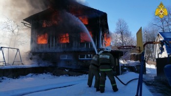 Трёхэтажный дом сгорел в Калужской области 