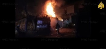 На улице Салтыкова-Щедрина загорелся пункт приёма металлолома 