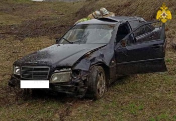 На трассе Калуга-Медынь Mercedes упал с дороги
