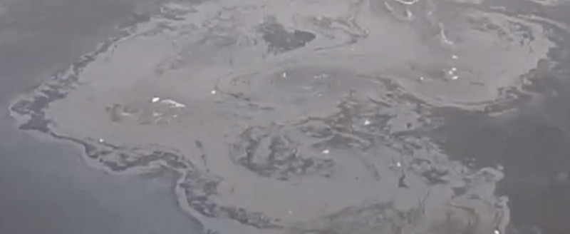 Масляные плёнки на реке Неполодь, скриншот из видео