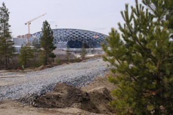 Масштабные работы развернуты внутри и снаружи новой ледовой арены в Новосибирске