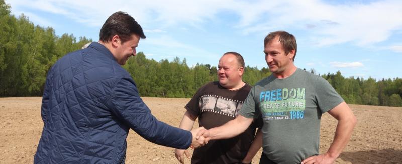 Юрий Моисеев обсудил с фермером посевную кампанию и борьбу с борщевиком