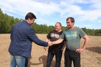 Юрий Моисеев обсудил с фермером посевную кампанию и борьбу с борщевиком