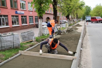 Дмитрий Денисов проверил ремонт улицы Баррикад