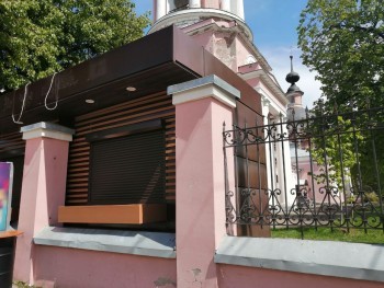 В Калуге шаурменная около православного храма закрылась
