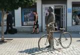 На Театральную улицу вернули памятник Циолковскому с велосипедом
