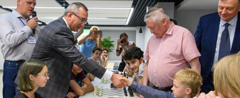 Владислав Шапша и Анатолий Карпов приветствовали участников шахматного турнира 
