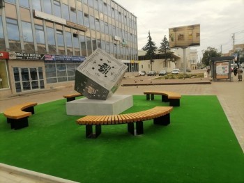 В центре Калуги появился новый арт-объект - светящийся куб 