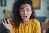-Выкинь ты это платье! Это из-за него у дочери личная жизнь не клеится! – говорит мне подруга