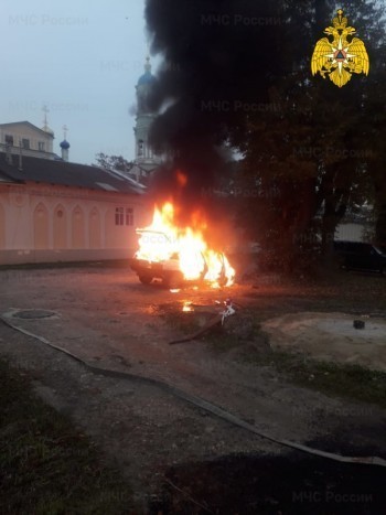 В Калужской области у стен монастыря сгорел автомобиль