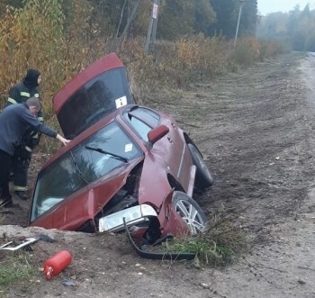 В Калужской области автомобиль слетел в кювет