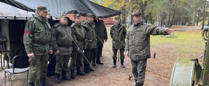 Фото: Владислав Шапша (ВКонтакте)Министр обороны РФ Сергей Шойгу сообщил, что часть мобилизованных уже участвует в военных действиях. Среди этих настоящих героев есть и калужане. Мы должны быть надежным, крепким тылом и не создавать опасности для наших воинов. Сейчас они находятся под командованием Минобороны РФ, а у военных особый режим секретности. Его нарушение может привести к трагическим последствиям. Все мобильные телефоны в зоне проведения СВО служат источникам информации для украинской разведки. Разговоры могут прослушиваться, а GPS-сигналы помогут врагу раскрыть местоположение солдат. Также идет круглосуточный мониторинг переписки в соцсетях для поиска деталей оперативной ситуации. Комментарии на эти тему мы будем удалять. Поскольку все это немедленно подхватывается украинскими диверсантами и используется против нашей армии на фронте и против нас в тылу. Гражданские власти делают все, что от нас зависит, чтобы наши бойцы вернулись домой. Ждем их вместе с вами – живыми и с Победой.