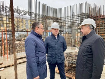 Дмитрий Денисов проверил ход строительства ТЮЗа и поликлиники в Калуге