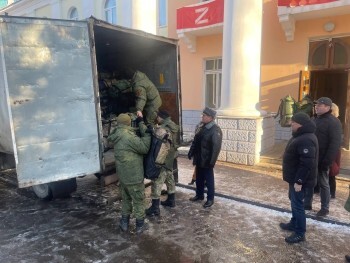 Три грузовика со снаряжением привезли мобилизованным калужанам в Ногинск