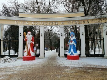 В Городском парке культуры и отдыха появились фигуры Деда Мороза и Снегурочки