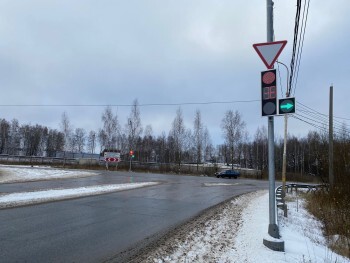 Новый кнопочный светофор появился на опасном перекрестке в Калуге