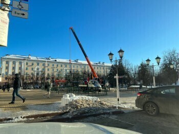 В Калуге на площади Театральной начали устанавливать новогоднюю ёлку