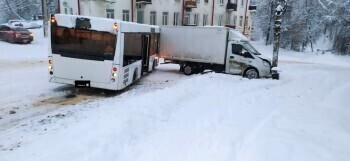 В Калужской области рейсовый автобус врезался в стоящую 