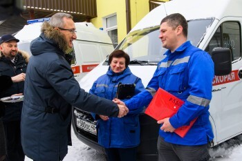 Владислав Шапша вручил ключи от 32-х новых автомобилей представителям медицинских учреждений региона