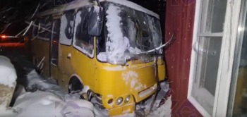 В Калужской области автобус не смог затормозить, врезался в грузовик и отлетел в палатку