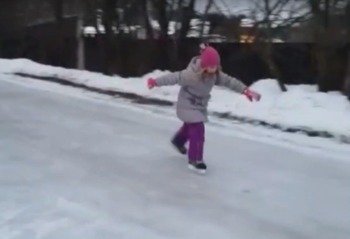 Дети катаются на коньках по малоярославецкой дороге 