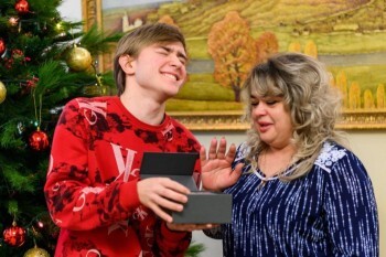 Калужский губернатор подарил школьнику новый слуховой аппарат 