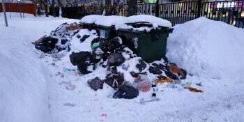В Калуге из-за припаркованных машин коммунальщики не могли вывезти мусор