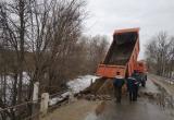В Калуге на мосту через Вырку восстановили размытый откос