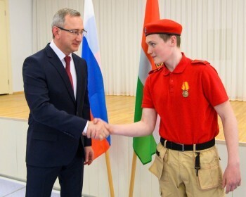 Владислав Шапша поздравил 16-летнего героя с медалью "Юнармейская доблесть"
