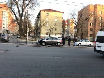 В Калуге на улице Гагарина автомобиль "Рено" влетел в ограждение