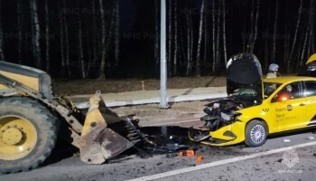 В Калужской области автомобиль "Фольксваген" врезался в трактор