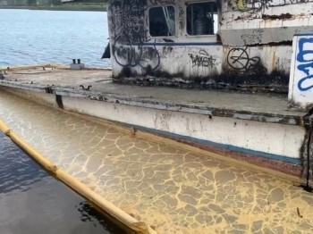 Жители Людиново жалуются губернатору на загрязнение остатками ГСМ воды в озере
