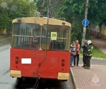В Калуге при торможении троллейбуса упал человек