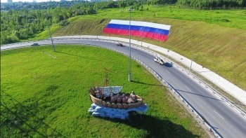 Флаг России развернули на обходе Калуги