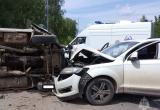 УАЗ перевернулся после столкновения с Audi Q7 на калужской дороге