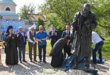В Оптиной пустыни торжественно открыли памятник Ф. М. Достоевскому
