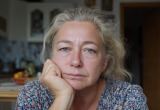 — С вашим материальным положением надо деньги родным дарить, а не чепуху какую-то, — при всех отчитала меня тетка на своем юбилее